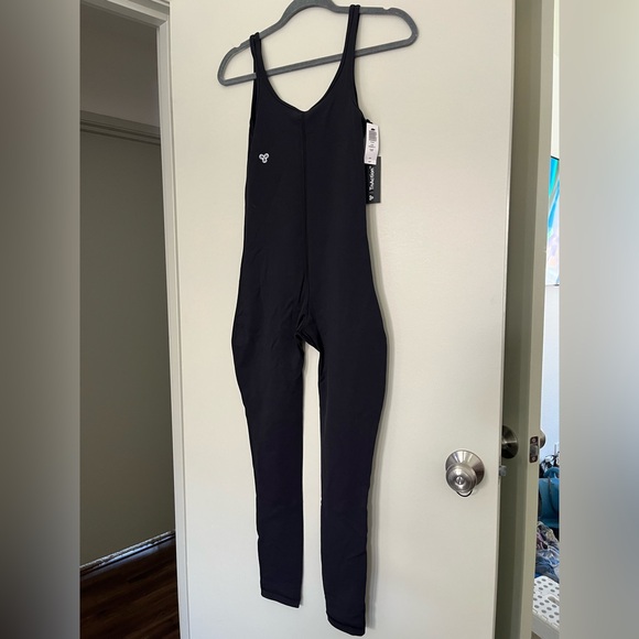 Aritzia | TnAction TnaLIFE Shake-It Jumpsuit - Picture 2 of 3